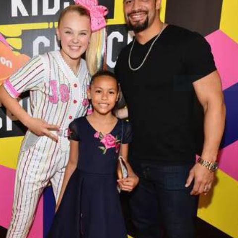 Joelle Anoa'i with her dad during an event