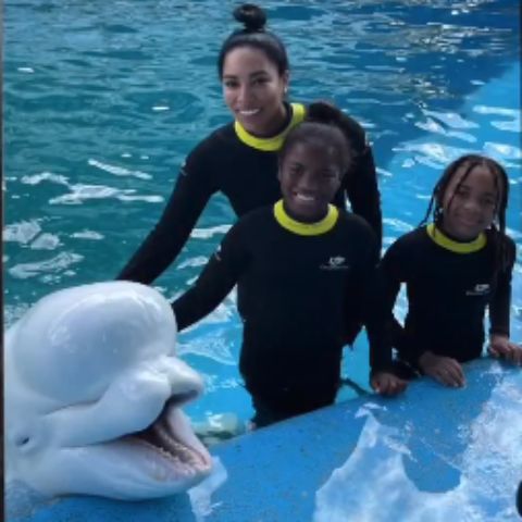 Dreka Gates enjoying seaworld with her kids