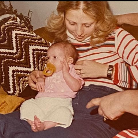 Rosellen Gellar with toddler Sarah Michelle Gellar during her young age