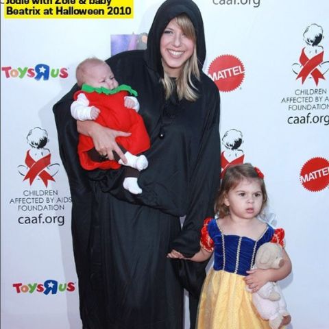 Toddler Beatrix Carlin Sweetin-Coyle with her mom and elder sister, Zoie during Haloween 2010
