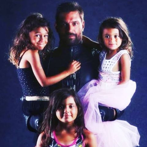 Manu Bennett with his daughters

