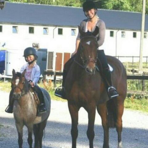 Tilda Eliza Frida Ekengren Ulvaeus with her mom while horse riding
