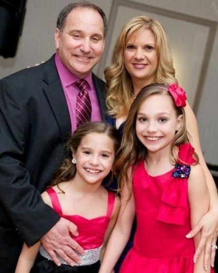 Mathew Gisoni's dad, Greg Gisoni giving a pose with his wife, Melissa and young Maddie and Mackenzie